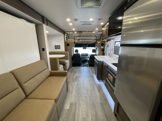 2025 Dynamax Isata 3 24FWSFX — photo 3 of 8