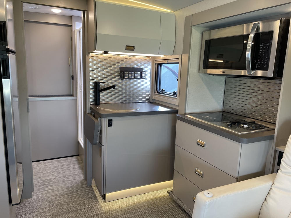 2025 Winnebago Navion 24T Awd — photo 7 of 8