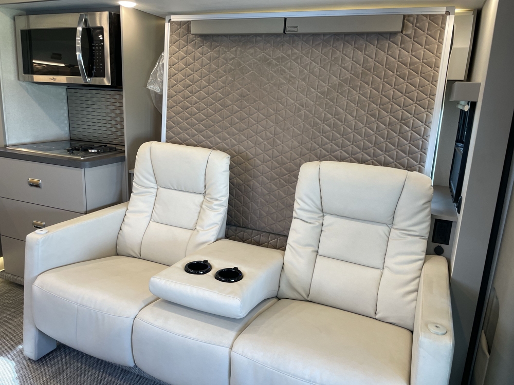 2025 Winnebago Navion 24T Awd — photo 4 of 8