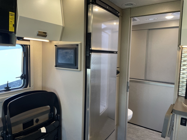 2025 Winnebago Navion 24T Awd — photo 8 of 8