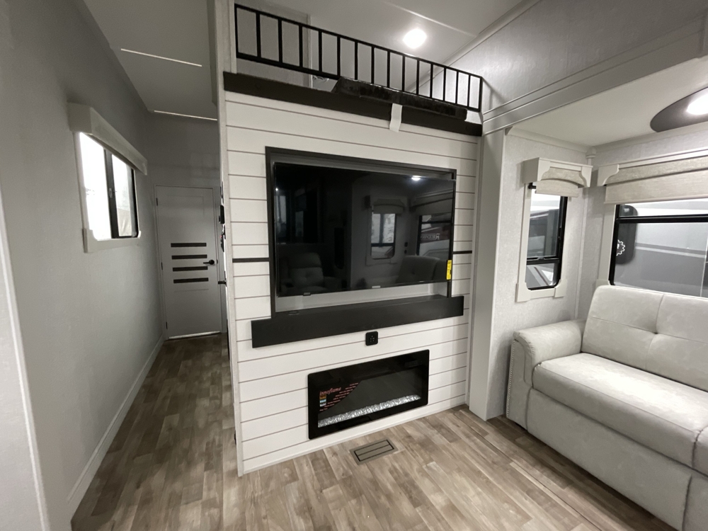 2025 Crossroads Redwood 3881FKL — photo 6 of 8