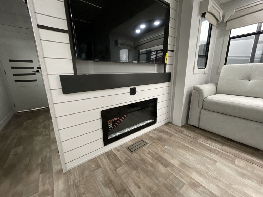 2025 Crossroads Redwood 3881FKL — photo 7 of 8