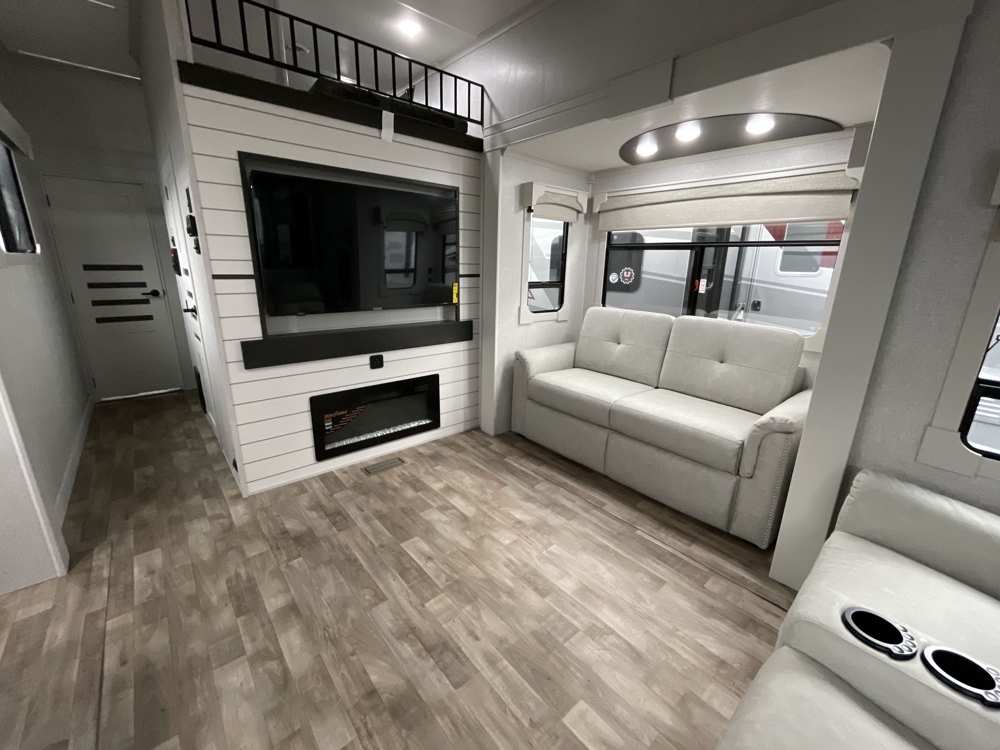 2025 Crossroads Redwood 3881FKL — photo 4 of 8
