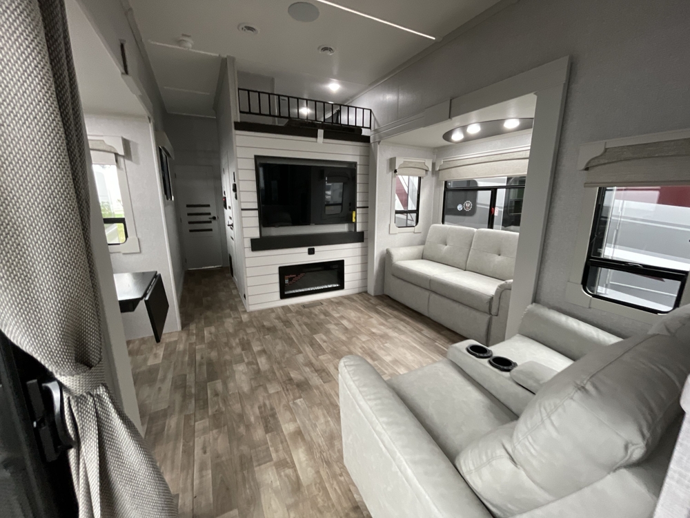 2025 Crossroads Redwood 3881FKL — photo 2 of 8