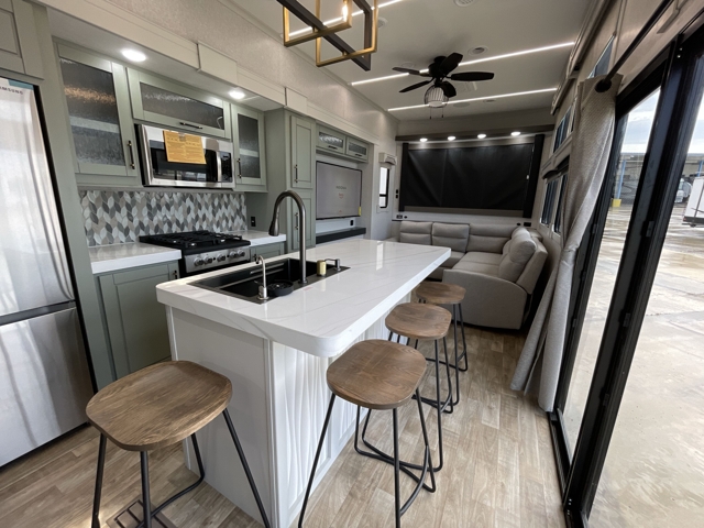 2025 Crossroads Redwood 3951BAM — photo 2 of 8