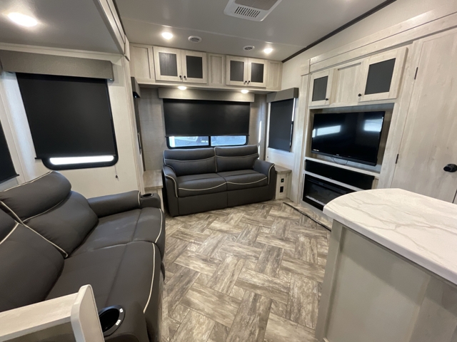 2023 Forest River Wildcat 369MBL — photo 4 of 8