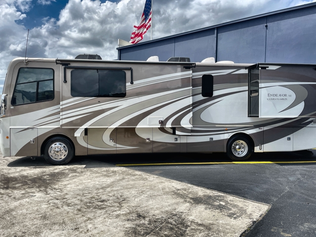 2017 Holiday Rambler Endeavor Xe 37R — photo 2 of 8