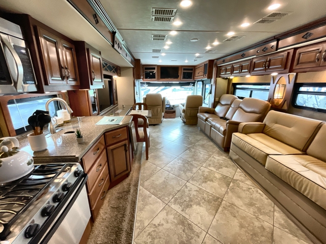 2015 Fleetwood Expedition 38S — photo 3 of 8