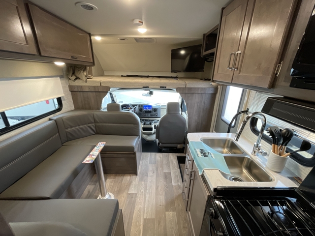 2024 Winnebago Minnie Winnie 22M — photo 4 of 8