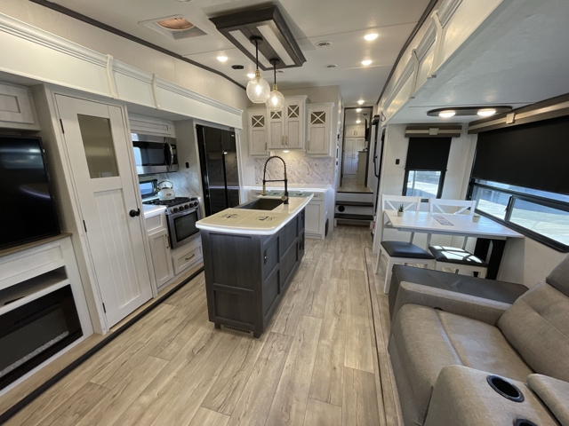 2023 Dutchmen Astoria 3173RLP — photo 4 of 8