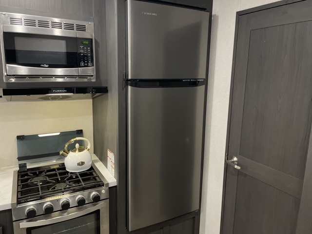 2024 Shasta Phoenix Lite 368TBH — photo 8 of 8