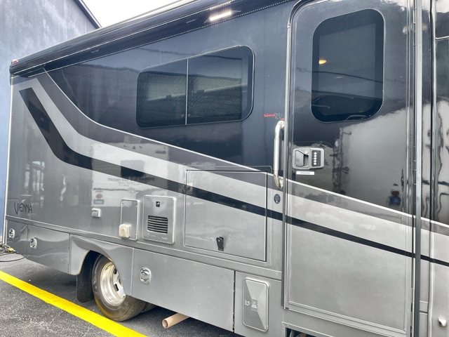 2023 Renegade RV Vienna 25VRMC — photo 5 of 8