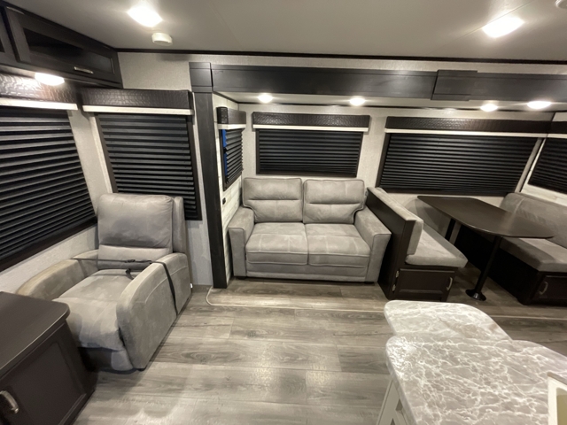 2021 Jayco Jay Feather 27RL — photo 3 of 8