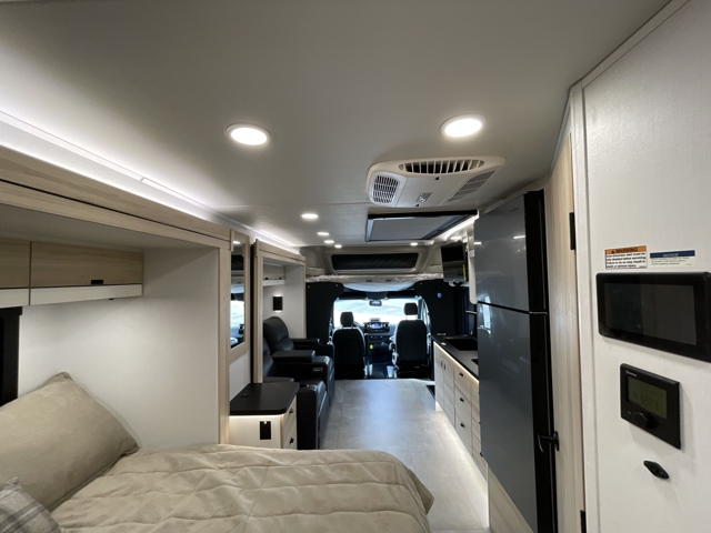2027 Jayco Melbourne Prestige 25LP — photo 3 of 8