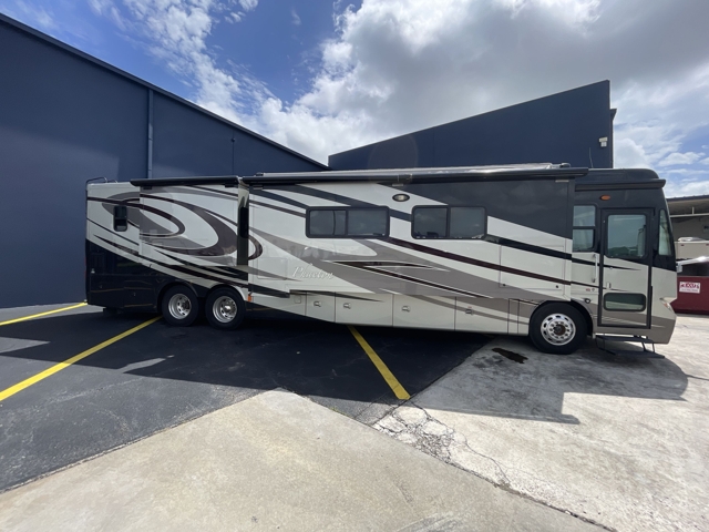2012 Tiffin Phaeton 42LH — photo 4 of 8