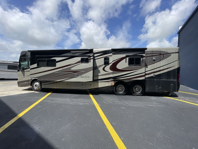 2012 Tiffin Phaeton 42LH — photo 5 of 8