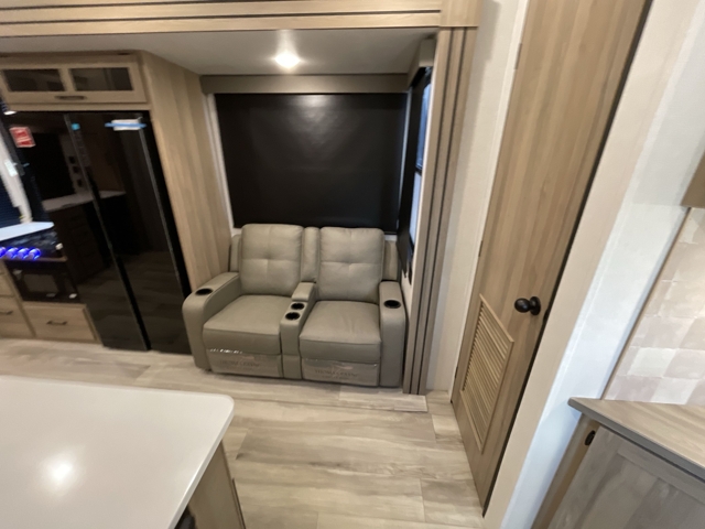 2026 Keystone Coleman Legacy 2800SUNDECK — photo 3 of 8