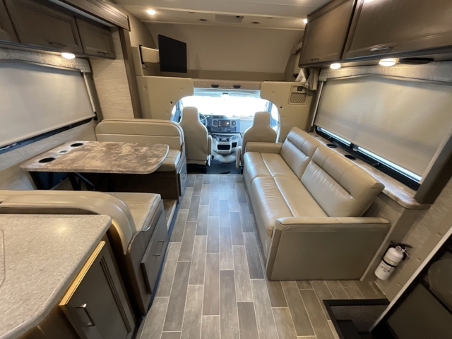 2022 Thor Chateau 31E — photo 4 of 8