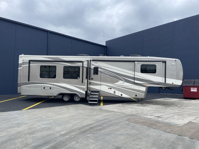 2020 DRV Luxury Suites Mobile Suites 41RKSB4 — photo 5 of 8