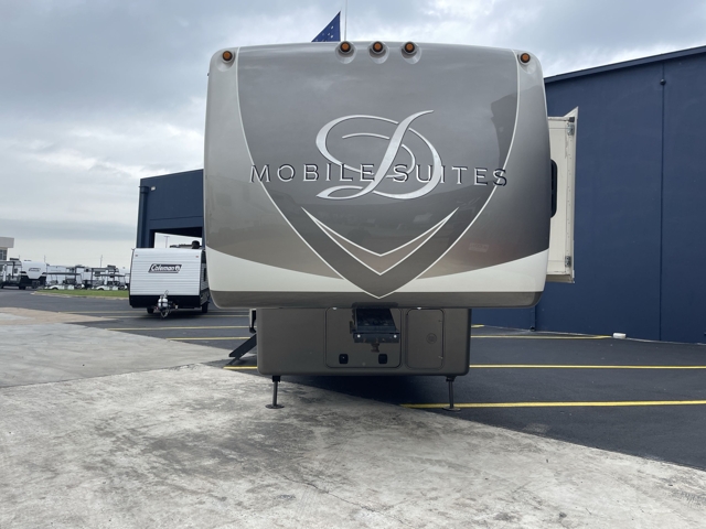 2020 DRV Luxury Suites Mobile Suites 41RKSB4 — photo 4 of 8