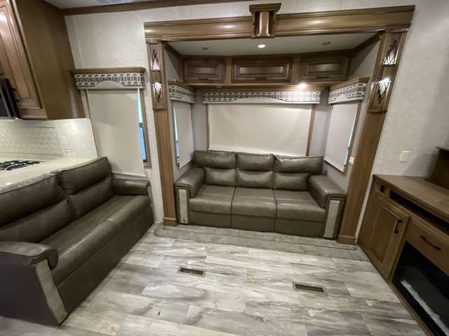 2020 DRV Luxury Suites Mobile Suites 41RKSB4 — photo 2 of 8