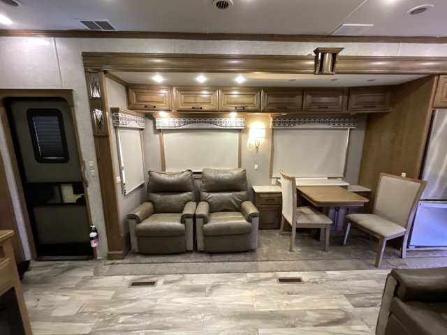 2020 DRV Luxury Suites Mobile Suites 41RKSB4 — photo 3 of 8