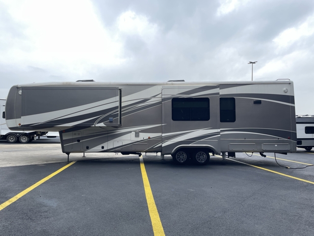 2020 DRV Luxury Suites Mobile Suites 41RKSB4 — photo 6 of 8