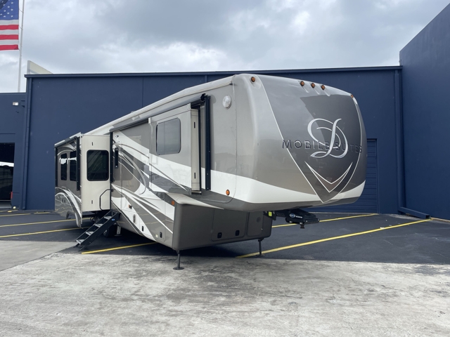 2020 DRV Luxury Suites Mobile Suites 41RKSB4 — photo 1 of 8