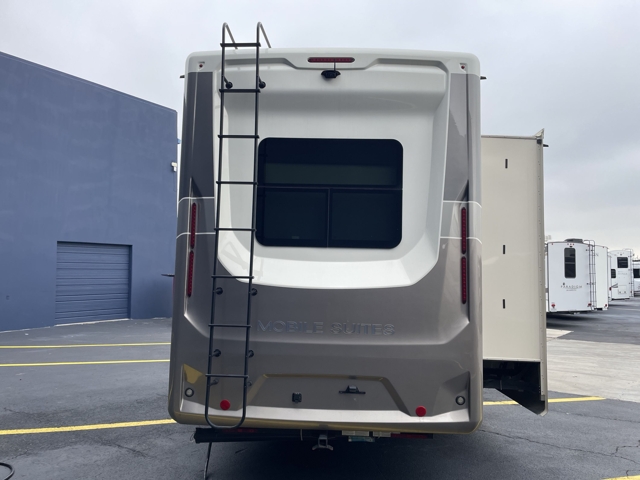 2022 DRV Luxury Suites Mobile Suites 41RKDB — photo 7 of 8