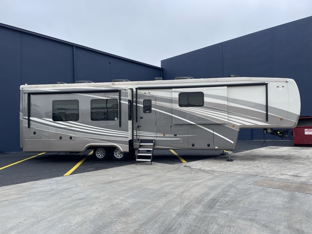 2022 DRV Luxury Suites Mobile Suites 41RKDB — photo 5 of 8