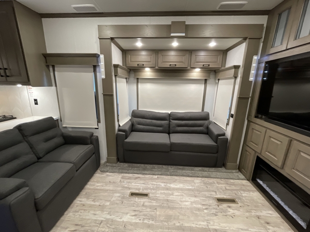 2022 DRV Luxury Suites Mobile Suites 41RKDB — photo 2 of 8
