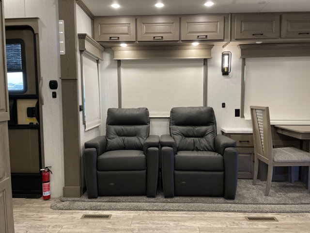 2022 DRV Luxury Suites Mobile Suites 41RKDB — photo 3 of 8