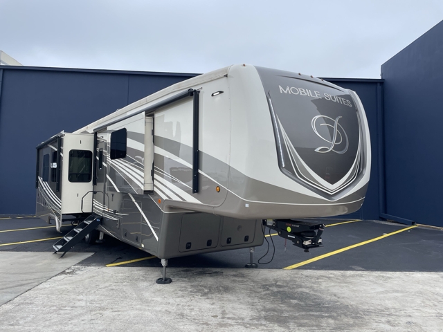 2022 DRV Luxury Suites Mobile Suites 41RKDB — photo 1 of 8