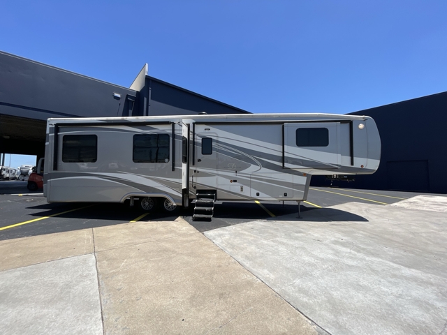 2020 DRV Luxury Suites Mobile Suites 40KSSB4 — photo 5 of 8