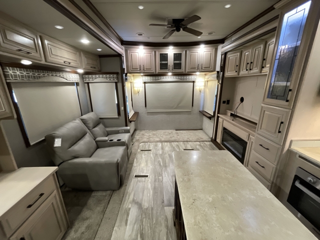 2020 DRV Luxury Suites Mobile Suites 40KSSB4 — photo 3 of 8