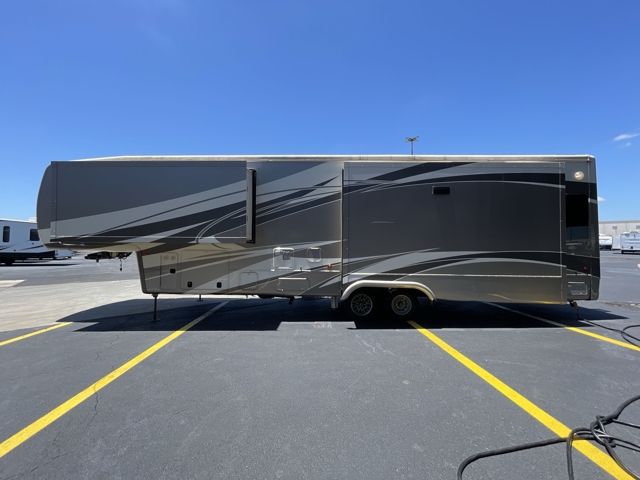 2020 DRV Luxury Suites Mobile Suites 40KSSB4 — photo 6 of 8