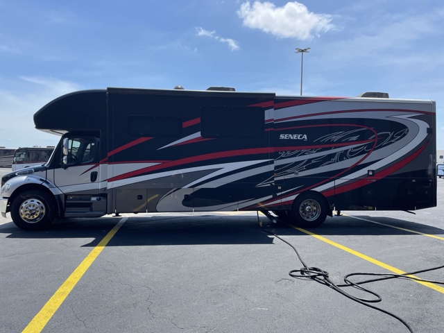 2020 Jayco Seneca 37TS — photo 6 of 8