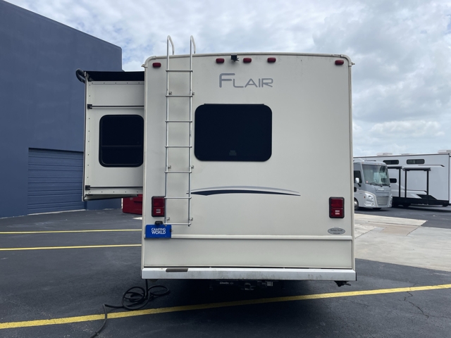 2019 Fleetwood Flair 28A — photo 7 of 8