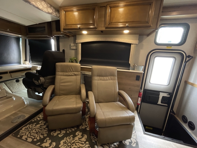 2019 Fleetwood Flair 28A — photo 3 of 8