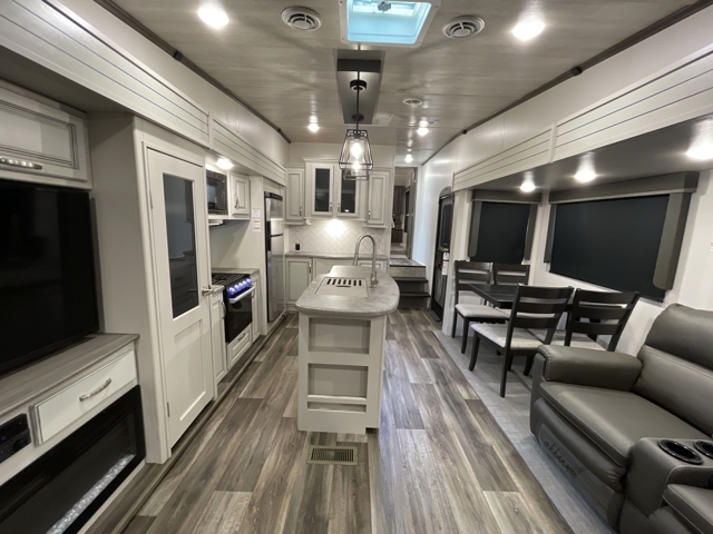 2022 Keystone Cougar 29RLI — photo 4 of 8