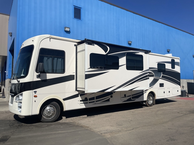 2022 Coachmen Mirada 35ES — photo 6 of 8