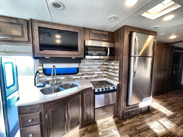 2019 Coachmen Mirada 35BH — photo 3 of 8