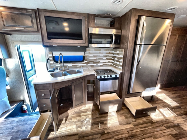 2019 Coachmen Mirada 35BH — photo 4 of 8