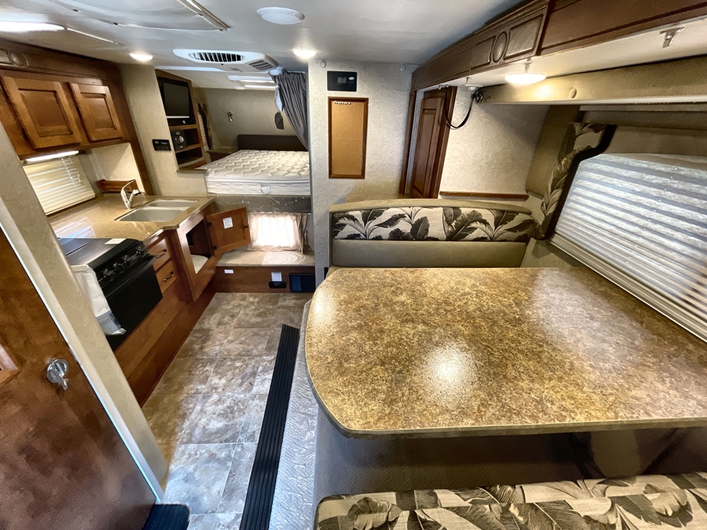 2016 Lance Lance 1062 — photo 7 of 8