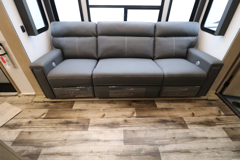 Keystone Carbon 358 Camping World of The Legends 2173727