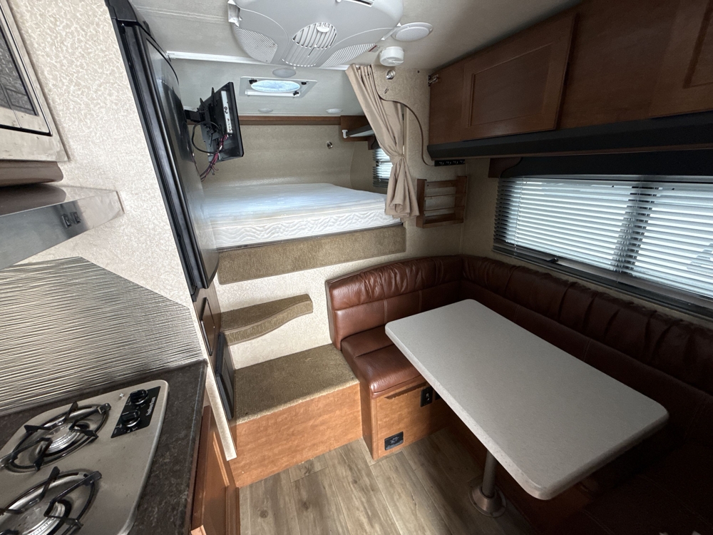 2020 Lance Lance 825 — photo 4 of 8