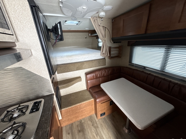 2020 Lance Lance 825 — photo 4 of 8