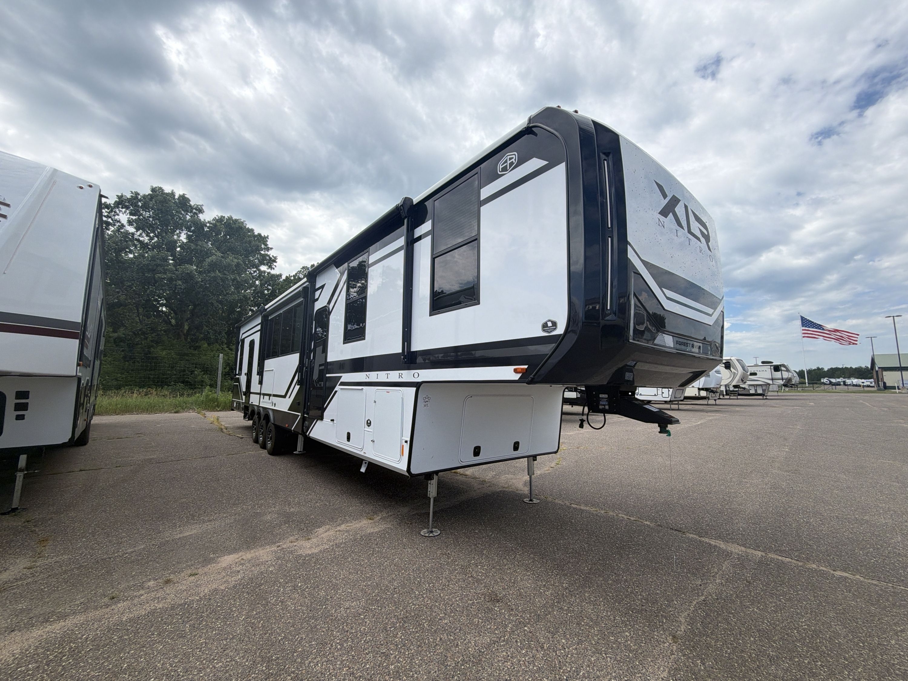 【中古】 Radio Jungle ,4Hero New or Used Forest River Xlr Nitro 41g14 RVs for Sale | Camping World