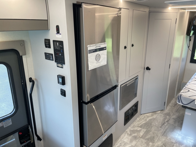 2025 Coachmen Euro 25EU — photo 8 of 8