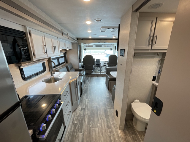 2024 Thor Hurricane 29M — photo 4 of 8
